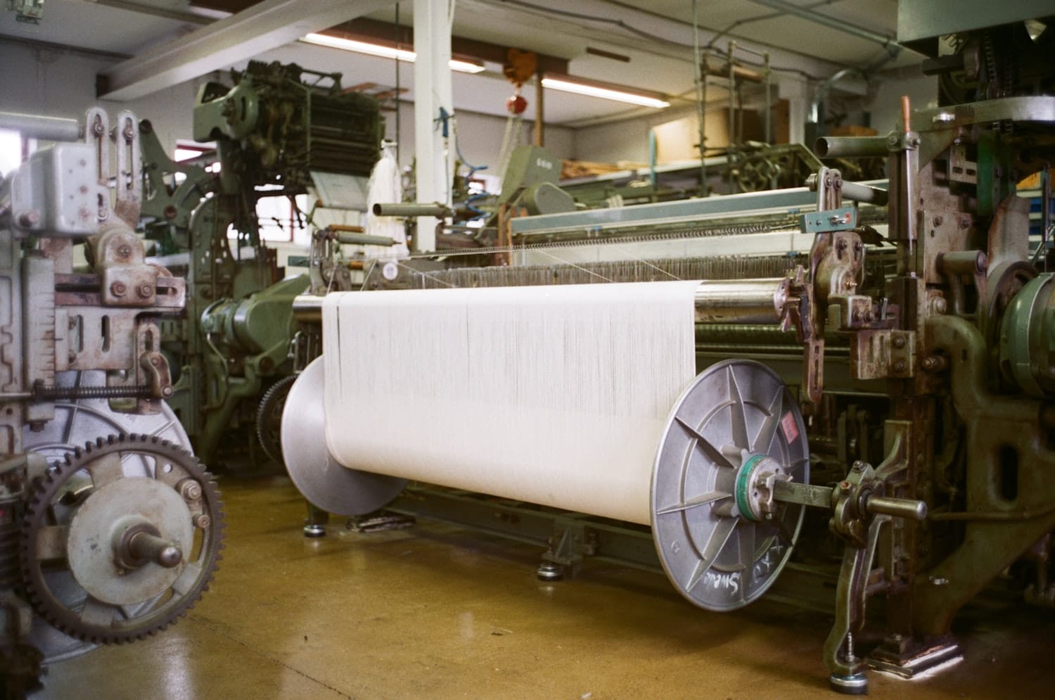 Weaving looms with thread